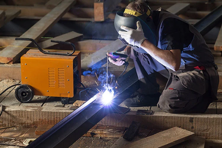 Powietrzne przecinarki plazmowe z inwerterem prądu stałego zapewniają moc i mobilność